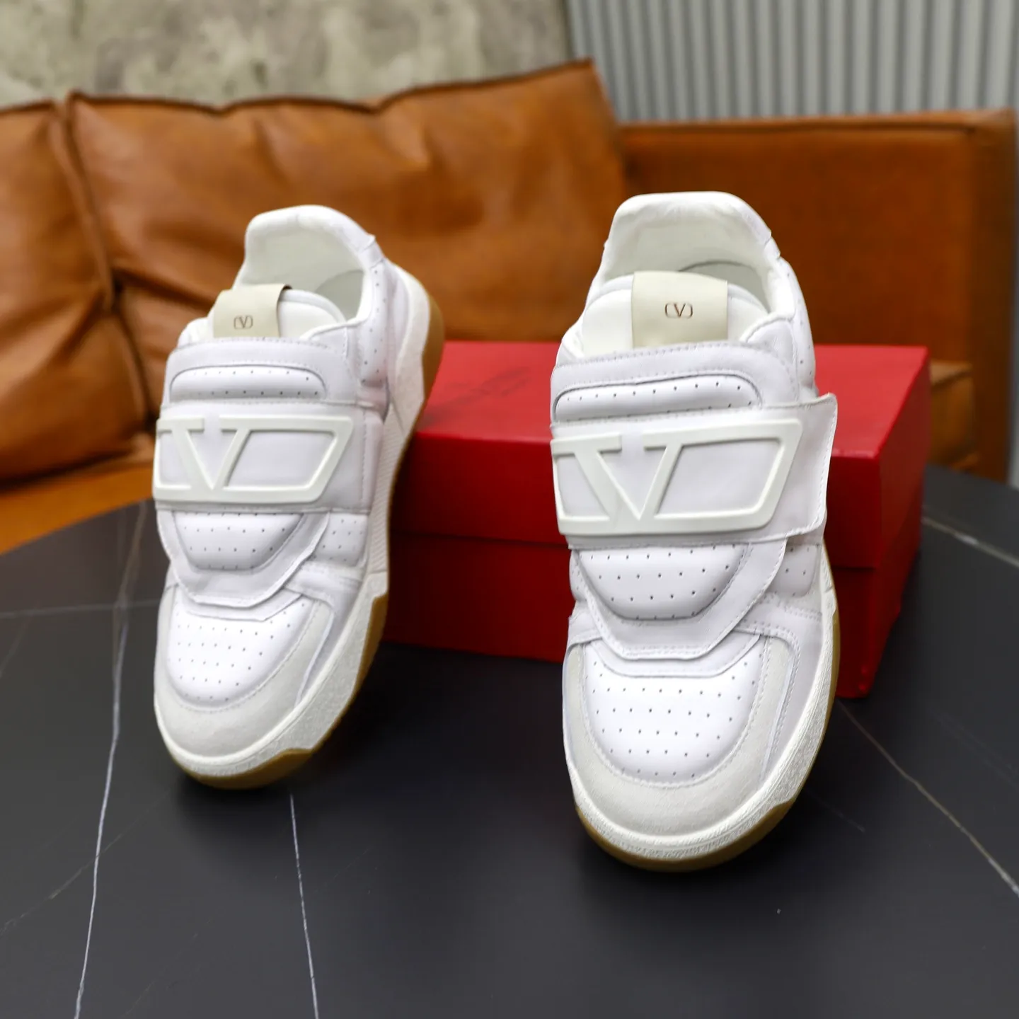 Ex-factory price: 520💰VALENTINO/Valentino Men's latest low-top thick-soled sports shoes are shipped. Made with heavy industry, men's fine casual sports shoes, versatile style. Original leather, rubber lines embellished with geometric segmented uppers, hand-stitched, novel and fashionable, rubber soles with details on the front and back, and the tongue is decorated with the Valentino Garavani Logo, which is comfortable, breathable and durable! Comes with full original packaging! Code number: 38-39-40-41-42-43-44 (45, 46 can be customized)